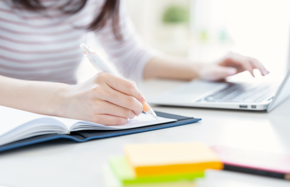 デスクワークのイメージ画像